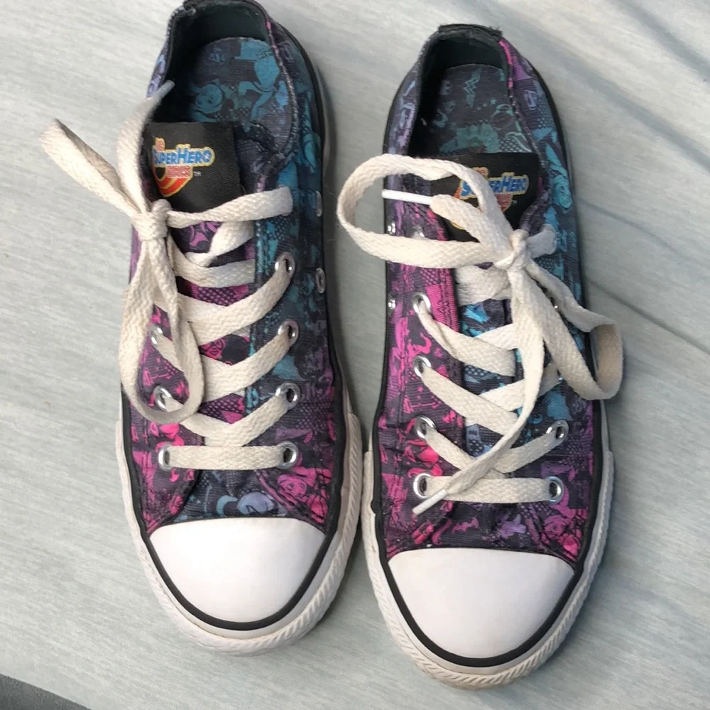 DC Universe Girl converse size 1